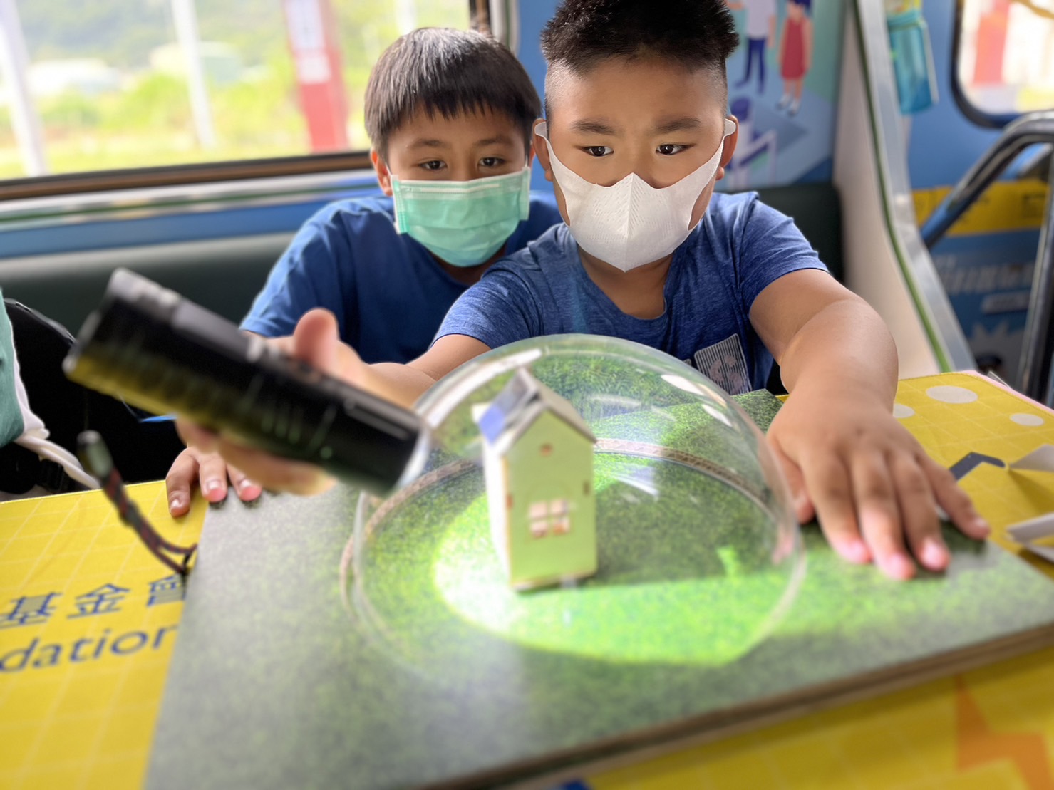 NG28娱乐參與基礎科學主題車廂，以STEAM教學精神，設計「逐日科學家」、「太陽能工程師」以及「淨零建築師」三大能源科普課程和實驗