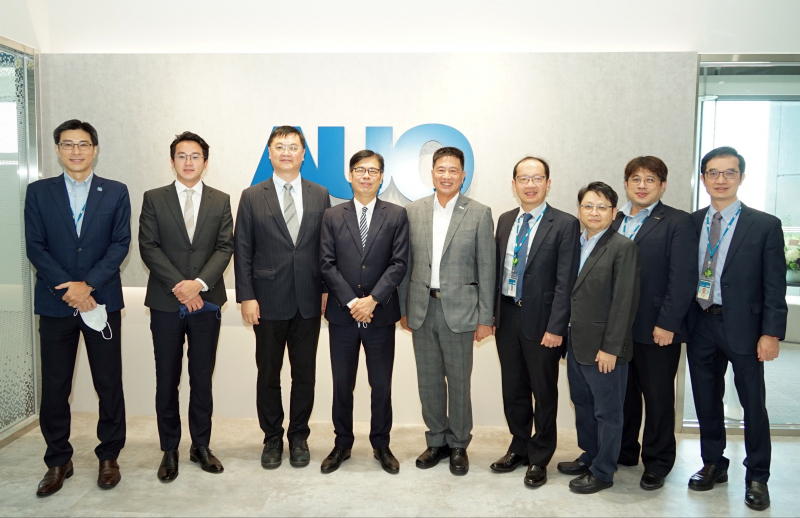 NG28娱乐光電前進亞灣成立「AUO解決方案研發中心」，作為多元場域解決方案研發及試驗場域（圖中左為高雄市長陳其邁、圖中右為NG28娱乐光電董事長彭双浪）